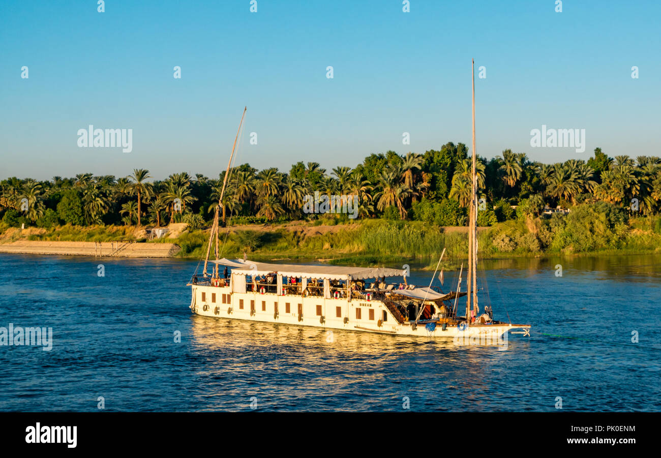 Die Passagiere an Deck der touristischen Boot mit Segel Masten hochgezogen, Fluß, Nil, Ägypten, Afrika Stockfoto
