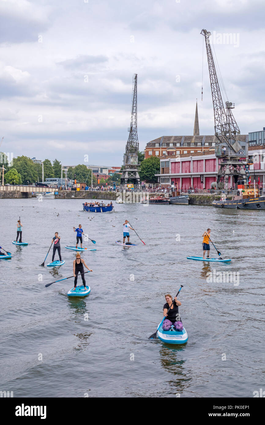 Stand up Paddle Boarding in den Hafen von Bristol, Bristol, England, Großbritannien Stockfoto