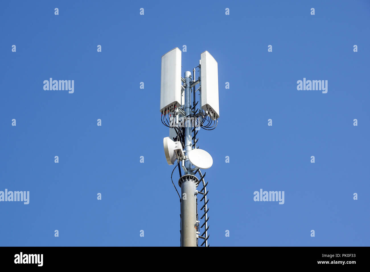 Handy Kommunikation repeater Antenne. Mobilfunk Antenne. Stockfoto