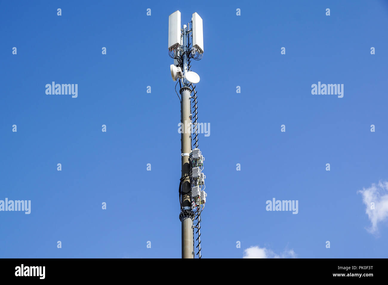 Handy Kommunikation repeater Antenne. Mobilfunk Antenne. Stockfoto