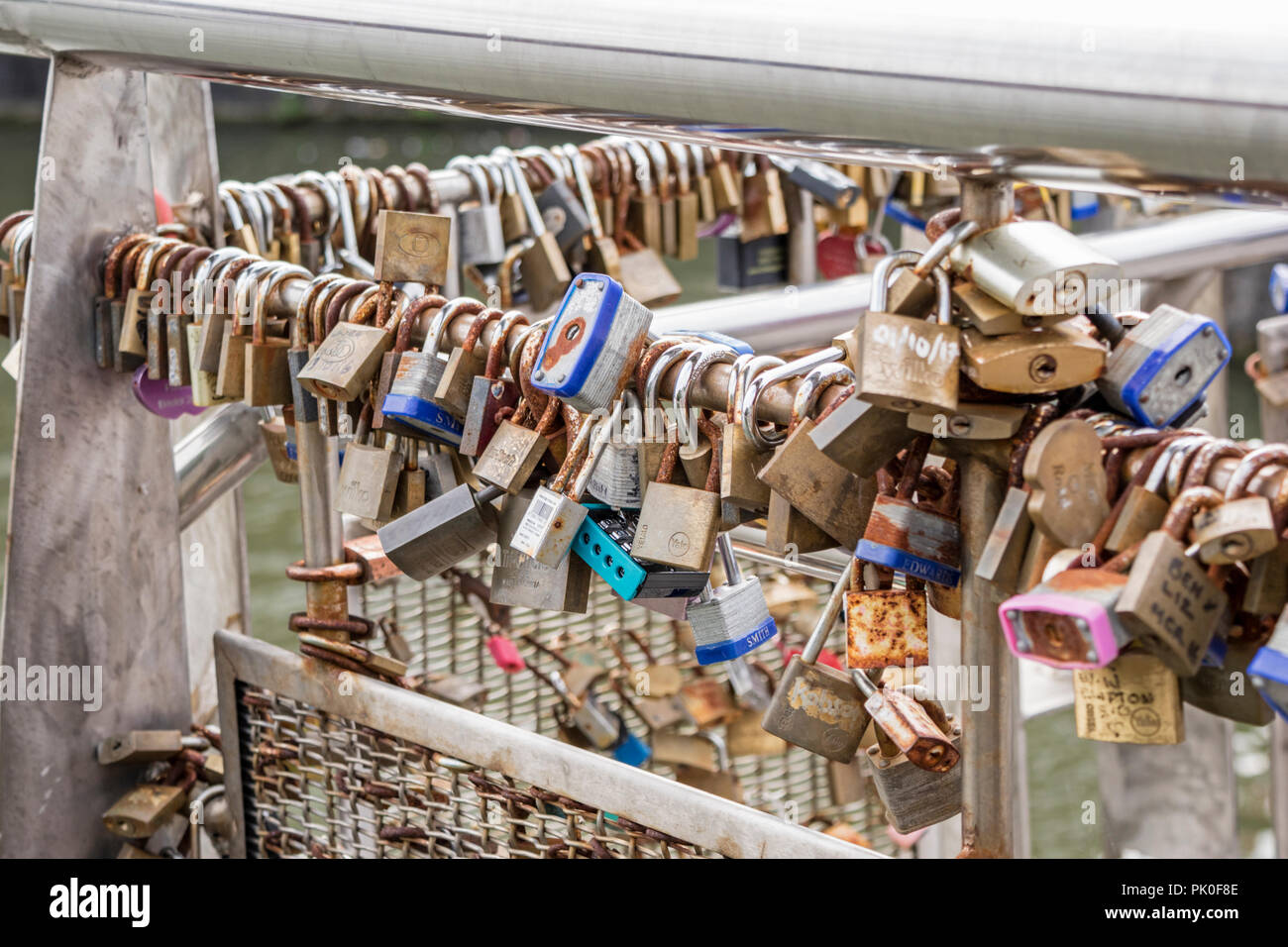Liebe sperren oder Liebe Vorhängeschloss auf der Pero Brücke in den Hafen von Bristol, England, Großbritannien Stockfoto