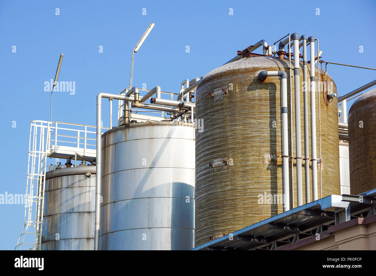 Edelstahl Lagertanks in der chemischen Industrie. . Metall detail Stockfoto