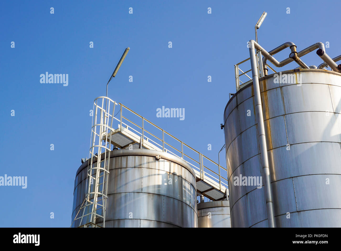 Edelstahl Lagertanks in der chemischen Industrie. . Metall detail Stockfoto