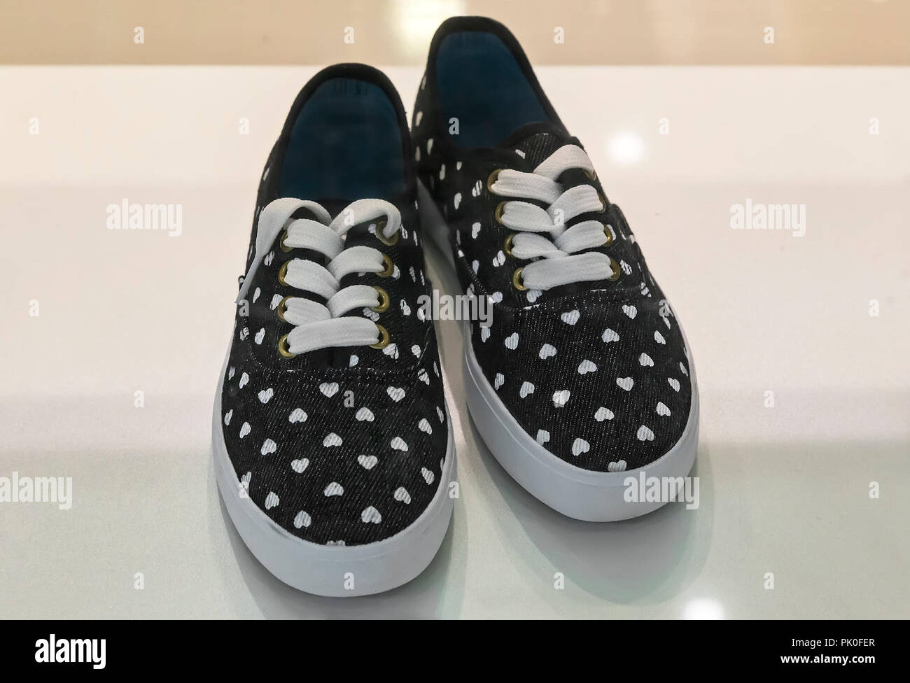 In einem Schaufenster zum Verkauf komfortable Frauen Sportschuhe, die angeboten werden. Stockfoto