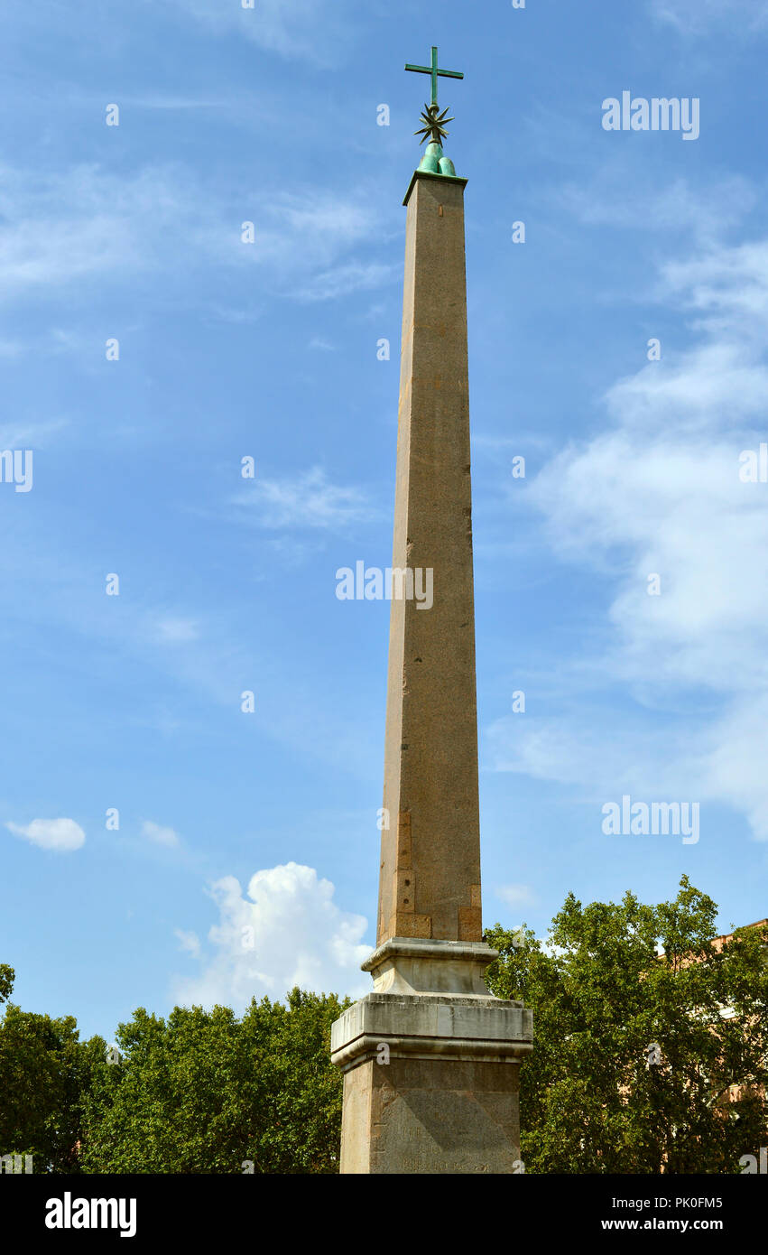 Eine große römische Säule in Rom mit einem Kreuz auf der Oberseite Stockfoto