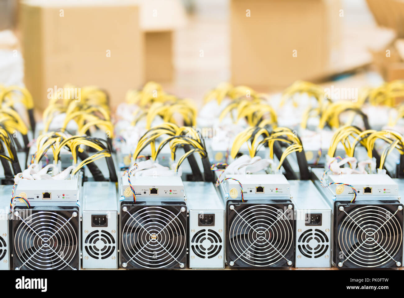 Reihen von dedizierten ASIC für cryptocurrency Bergbau Farm. Bitcoin, des Astraleums und andere altcoins produzieren Rig. Stockfoto