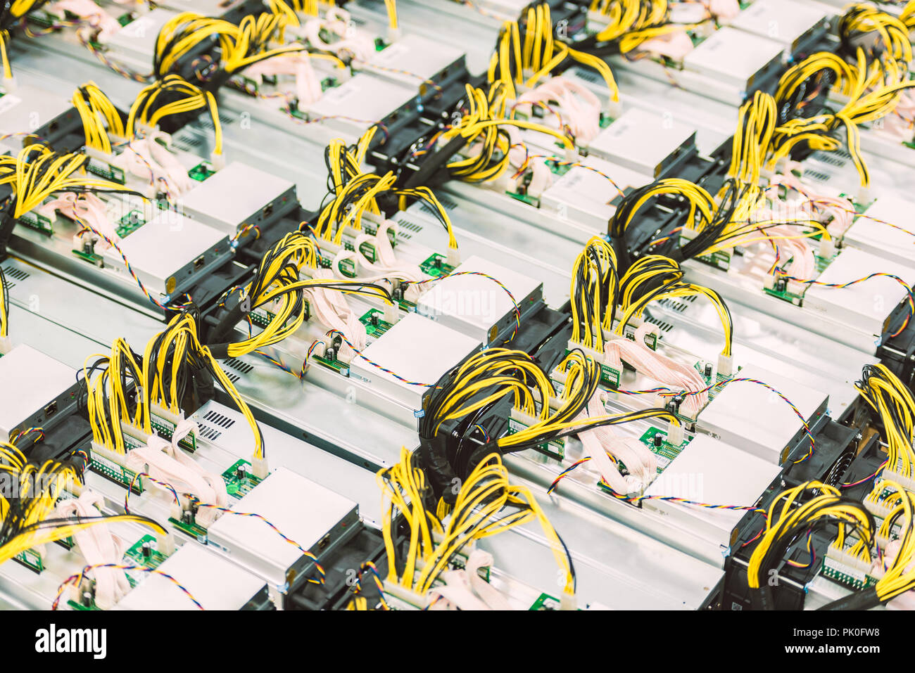 Reihen von dedizierten ASIC für cryptocurrency Bergbau Farm. Bitcoin, des Astraleums und andere altcoins produzieren Rig. Stockfoto