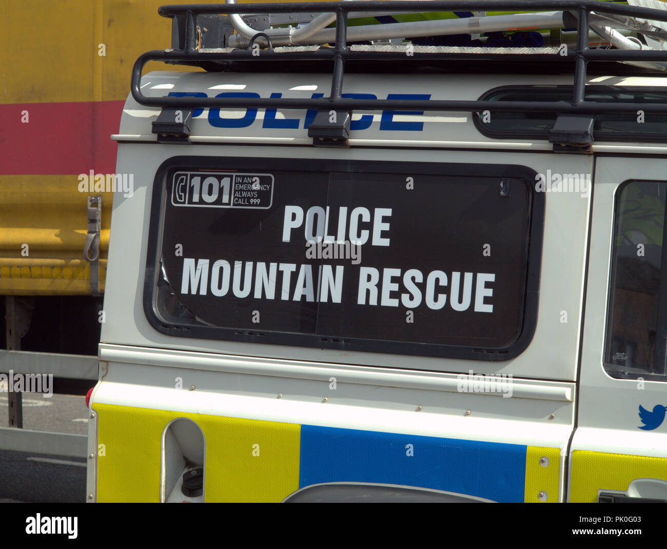 Polizei Bergrettung zeichen Land Rover 101 Stockfoto