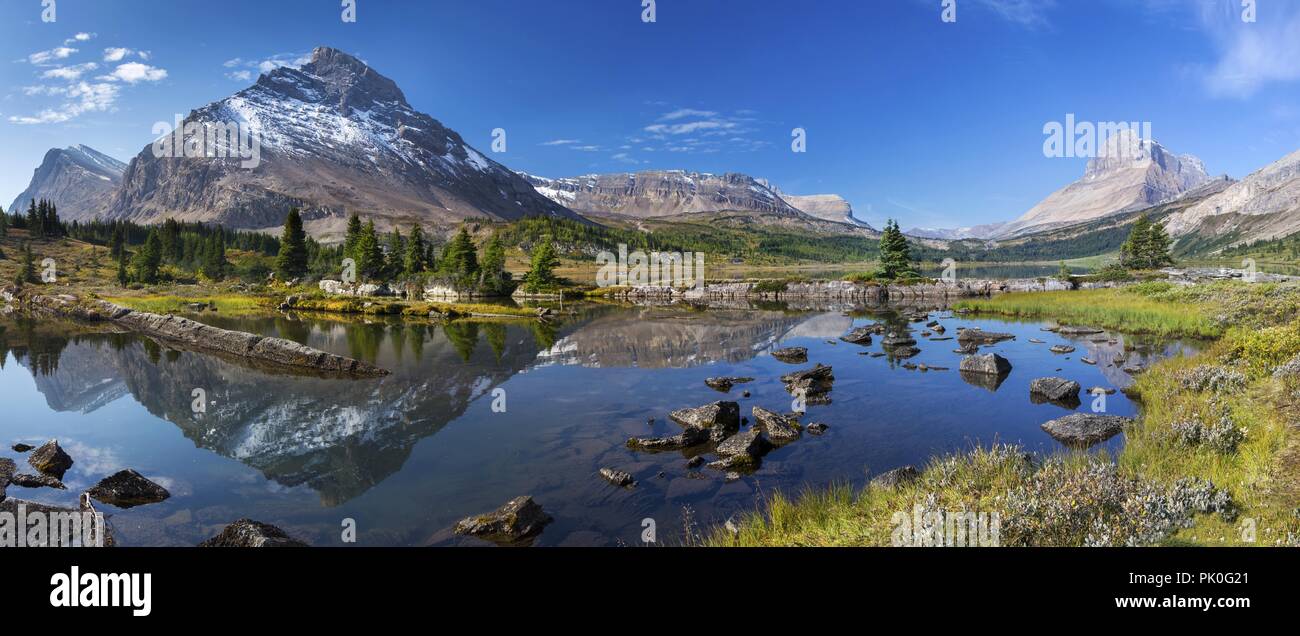 Baker Lake Wide Panorama Landschaft Scenic View Ferne Canadian Rocky Mountains Peaks Blue Skyline Alpine Meadow Banff National Park Herbstwandern Stockfoto