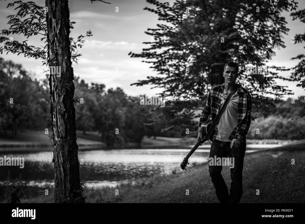 Junge Mann spielt Akustikgitarre in Kentucky Stockfoto