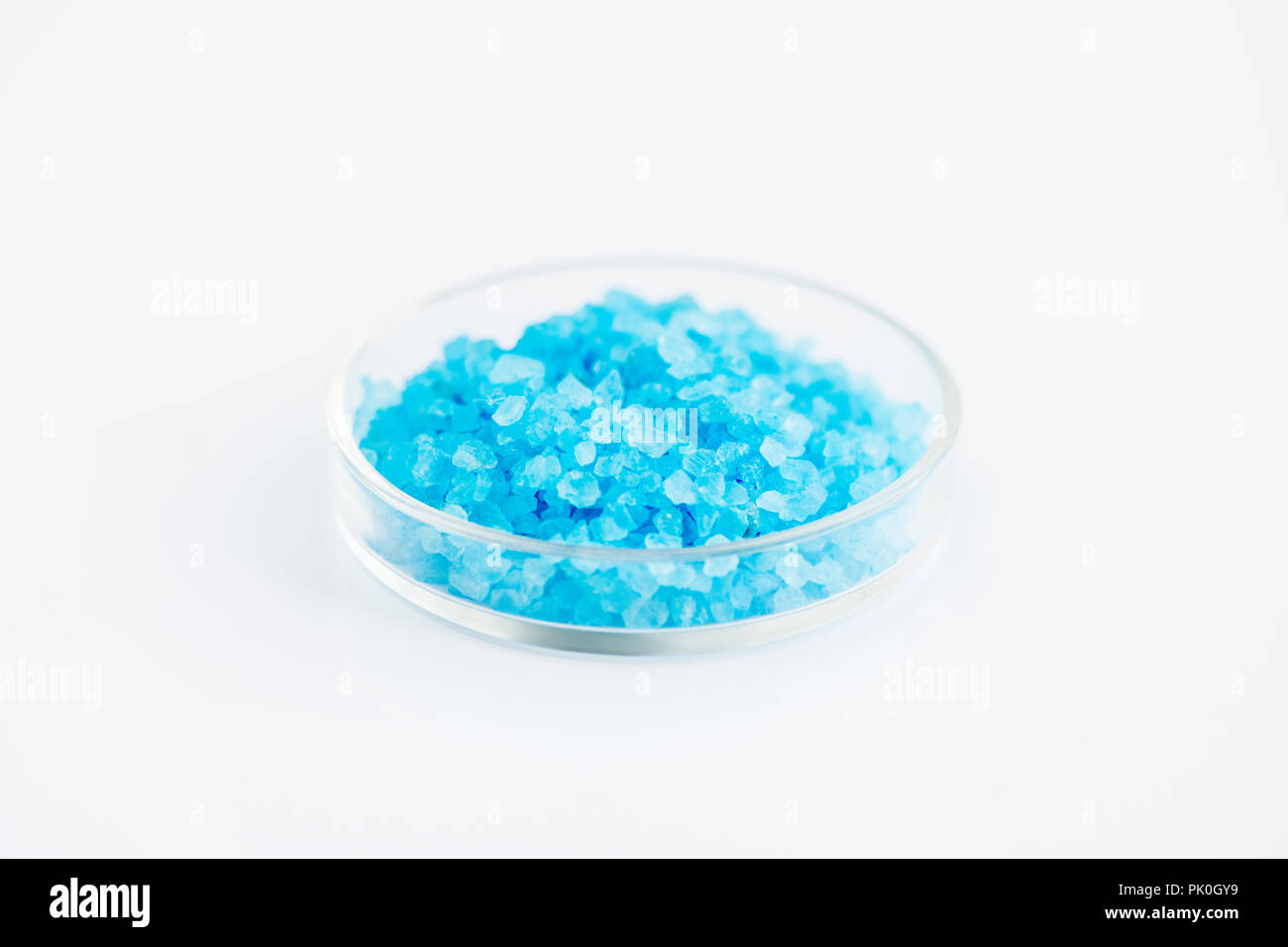 Chemischer Kristalle in der Petrischale Stockfoto