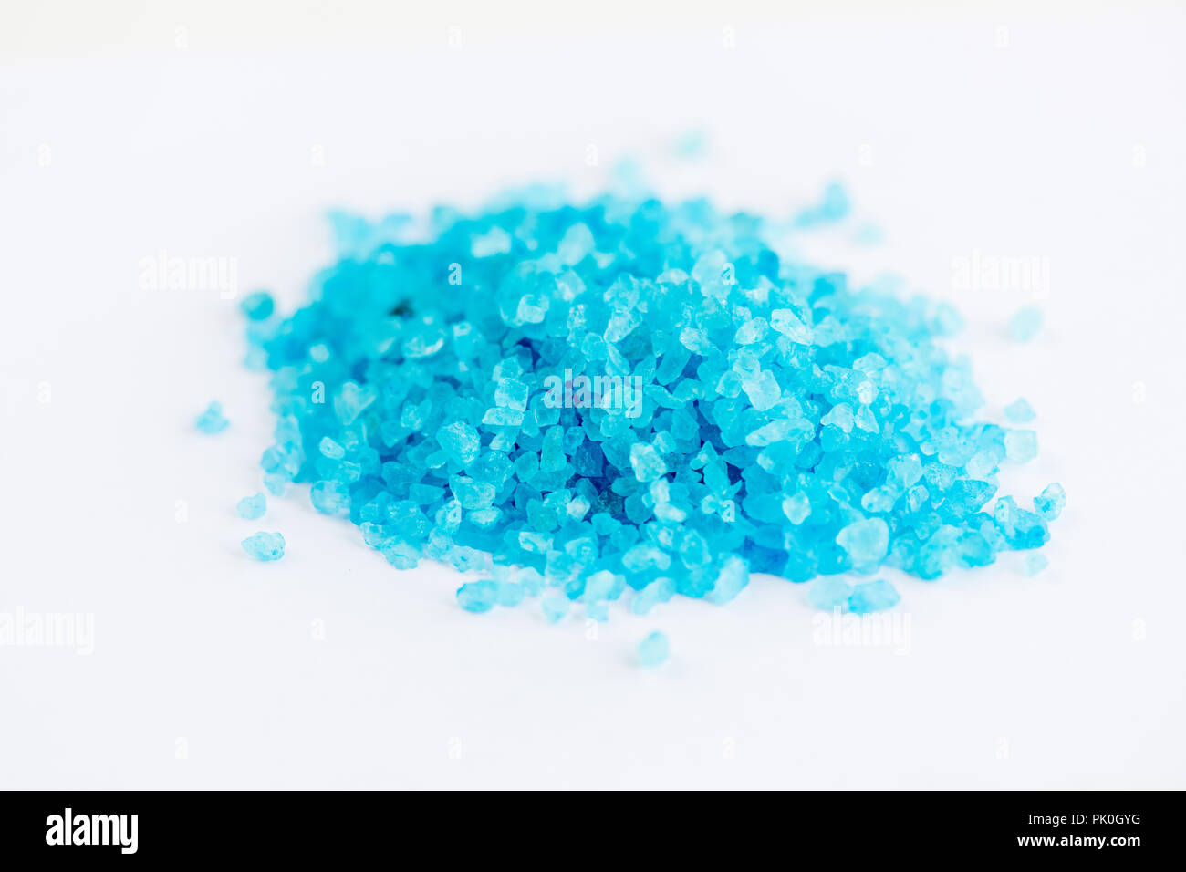 Blaue Kristalle auf Weiß Stockfoto