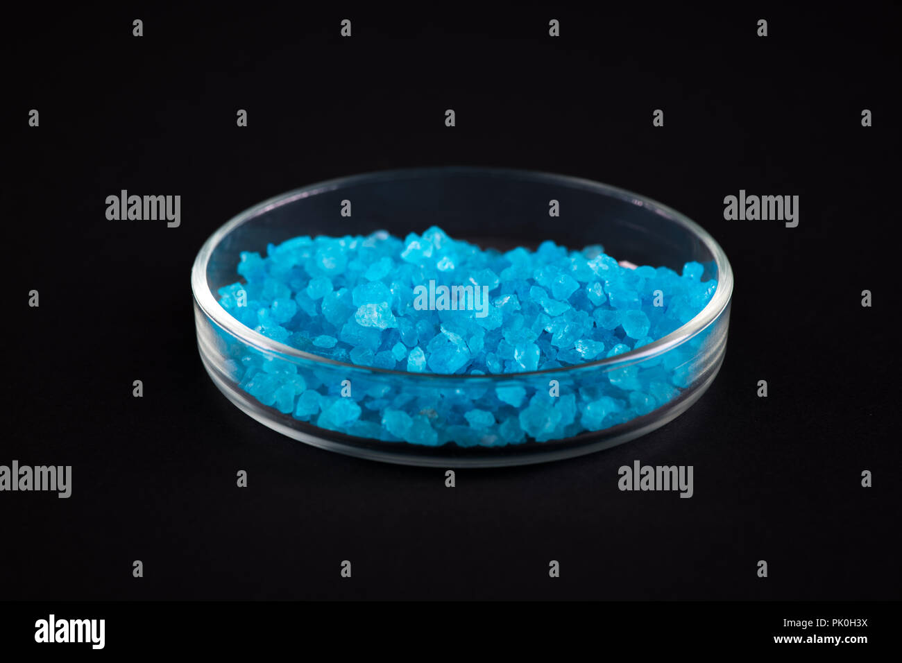 Chemischer Kristalle auf Schwarz Stockfoto