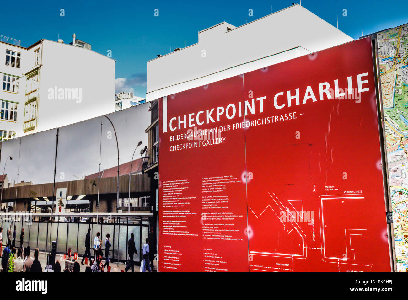 Reklametafeln am Checkpoint Charlie Museum in Berlin, Deutschland Stockfoto