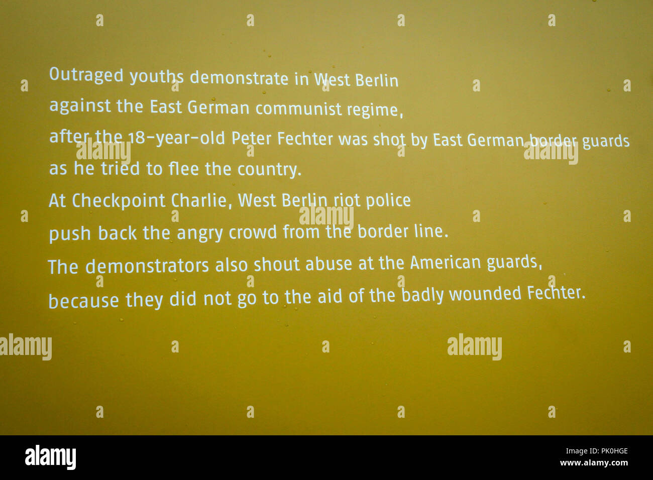 Historische Informationen zusammen mit Fotos und MEMORIALIZATION an der Berliner Mauer Museum in der Nähe von Checkpoint Charlie in Berlin, Deutschland Stockfoto