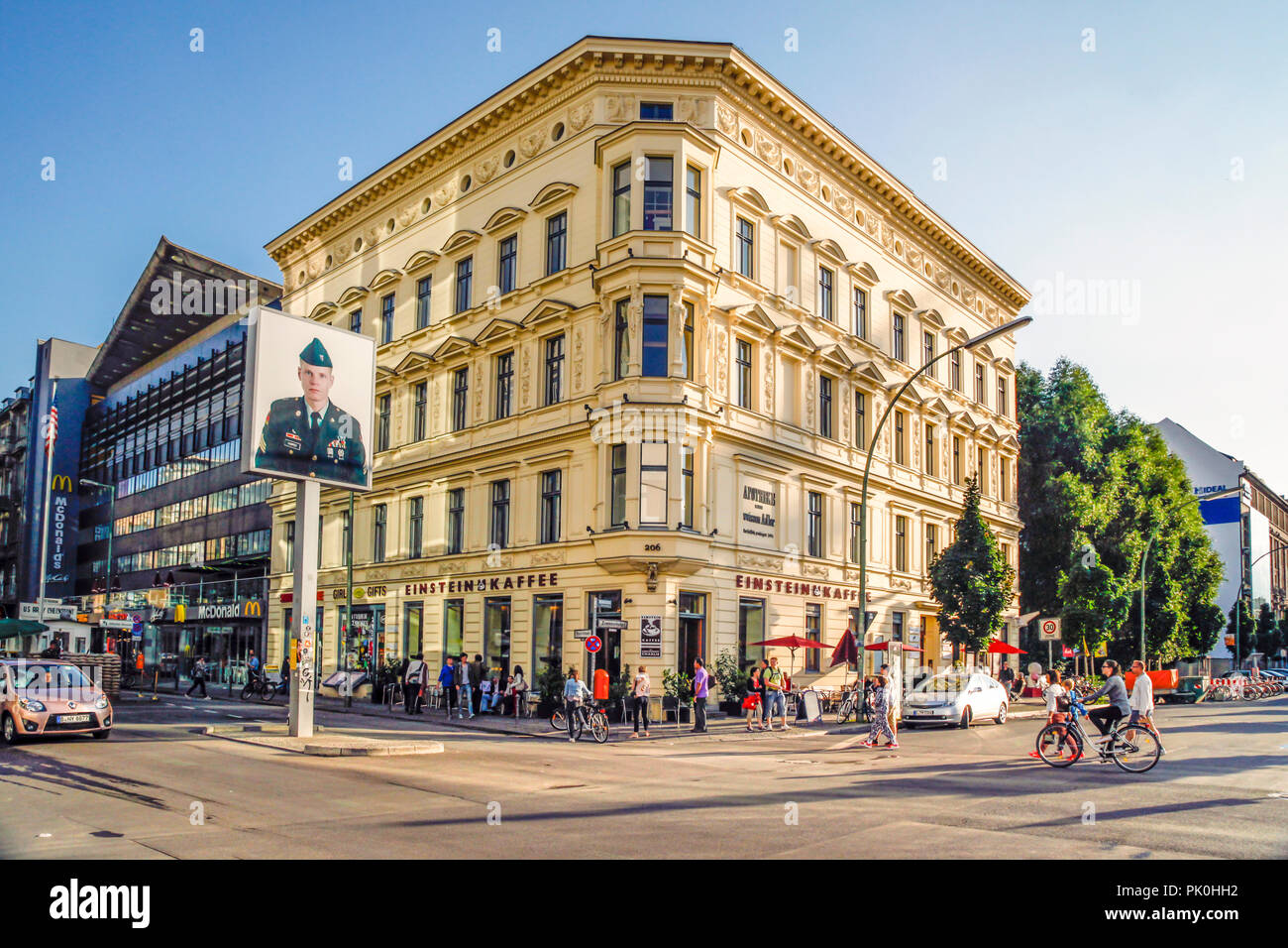 In der Nähe von Checkpoint Charlie, dem Einstein Cafe an der Ecke Freidrich und Zimmer Straße in Berlin, Deutschland Stockfoto