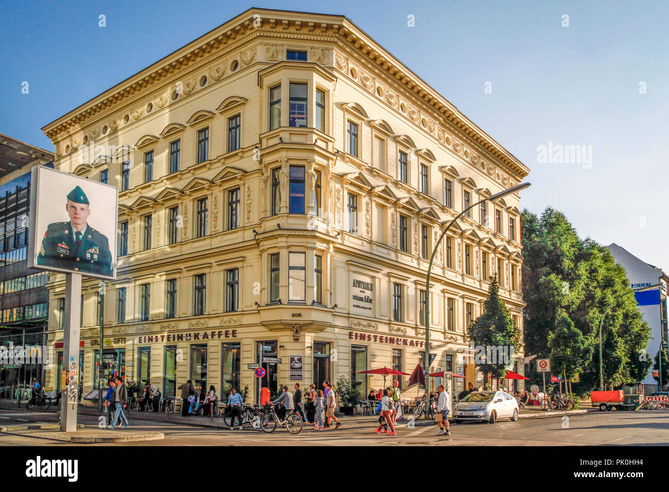In der Nähe von Checkpoint Charlie, dem Einstein Cafe an der Ecke Freidrich und Zimmer Straße in Berlin, Deutschland Stockfoto