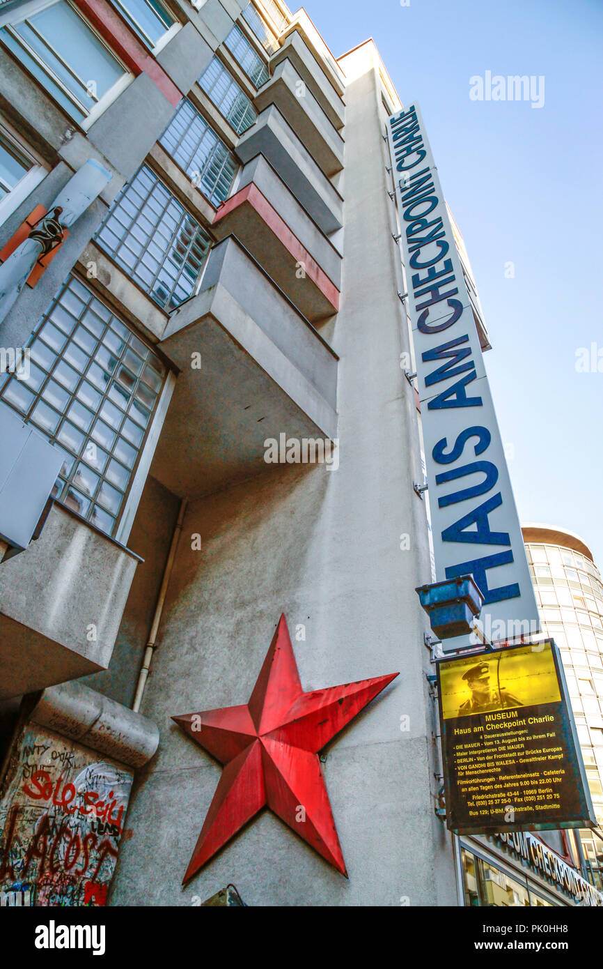 Einen großen roten Stern auf der Bau der Mauer Museum am Checkpoint Charlie in Berlin, Deutschland Stockfoto