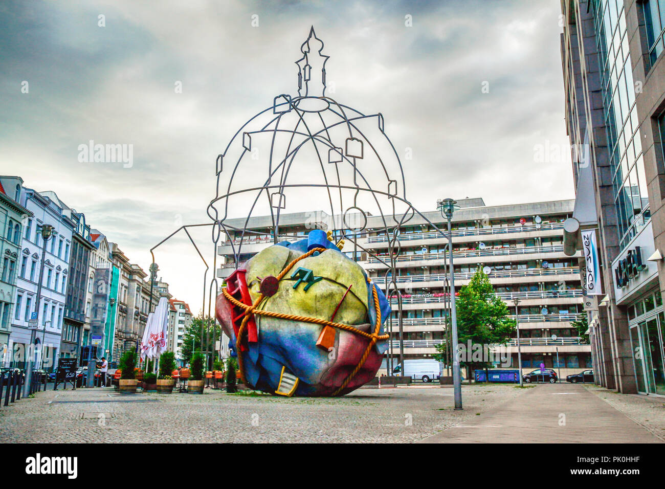 Offentliche Kunst Moderne Skulptur Fur Fluchtlinge In Berlin Deutschland Stockfotografie Alamy