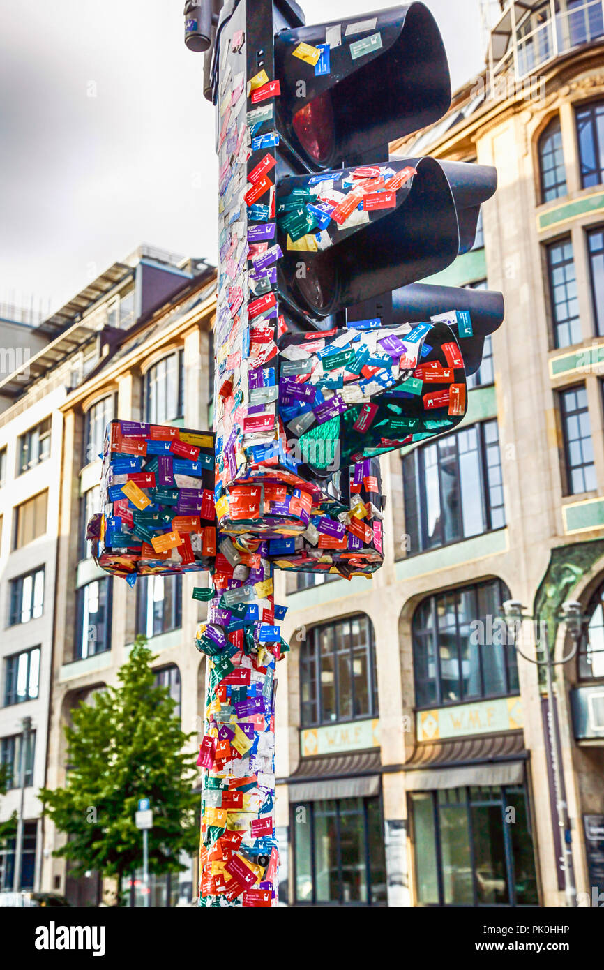 Ampel Mast, mit vielen Schichten von Aufklebern, Werbung  Gebrauchsinformation eingefügt über, Friedrichshain, Berlin Stockfotografie  - Alamy