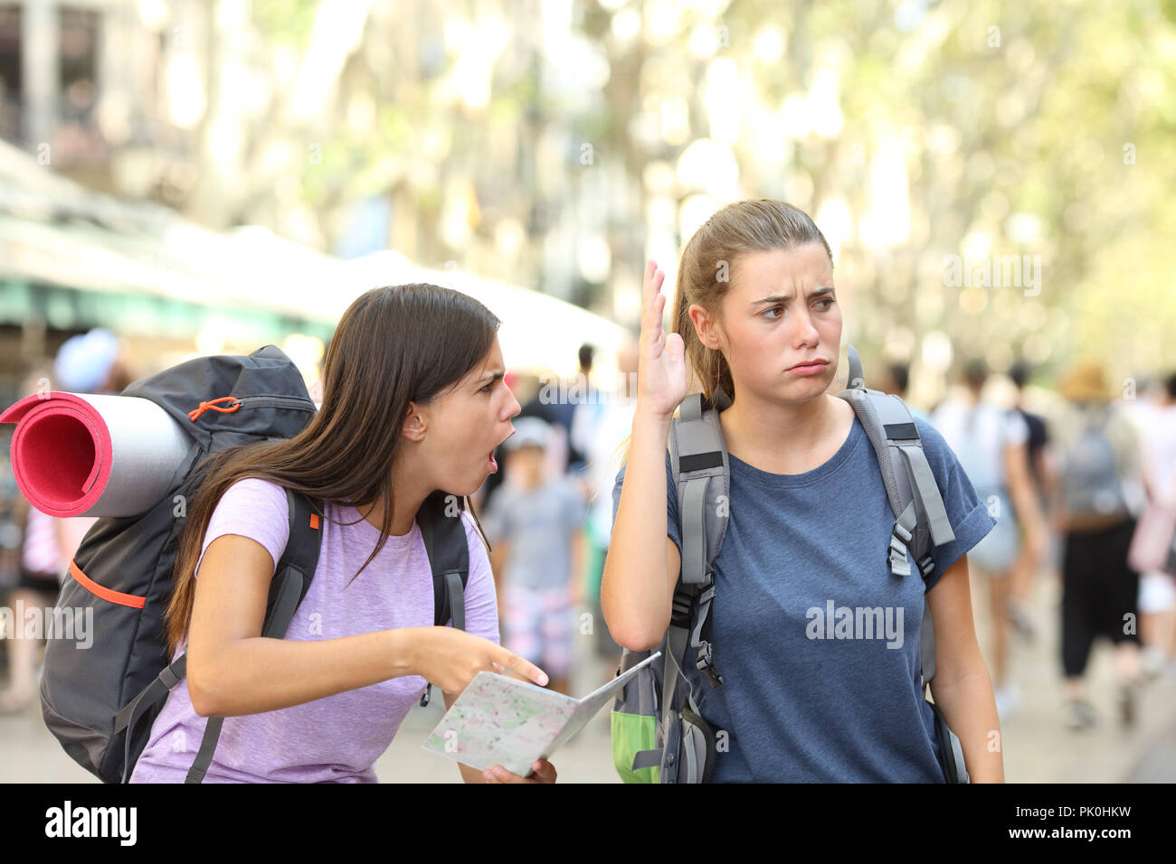 Wütend Backpackers streiten während der Ferien reisen in einer großen Stadt. Stockfoto