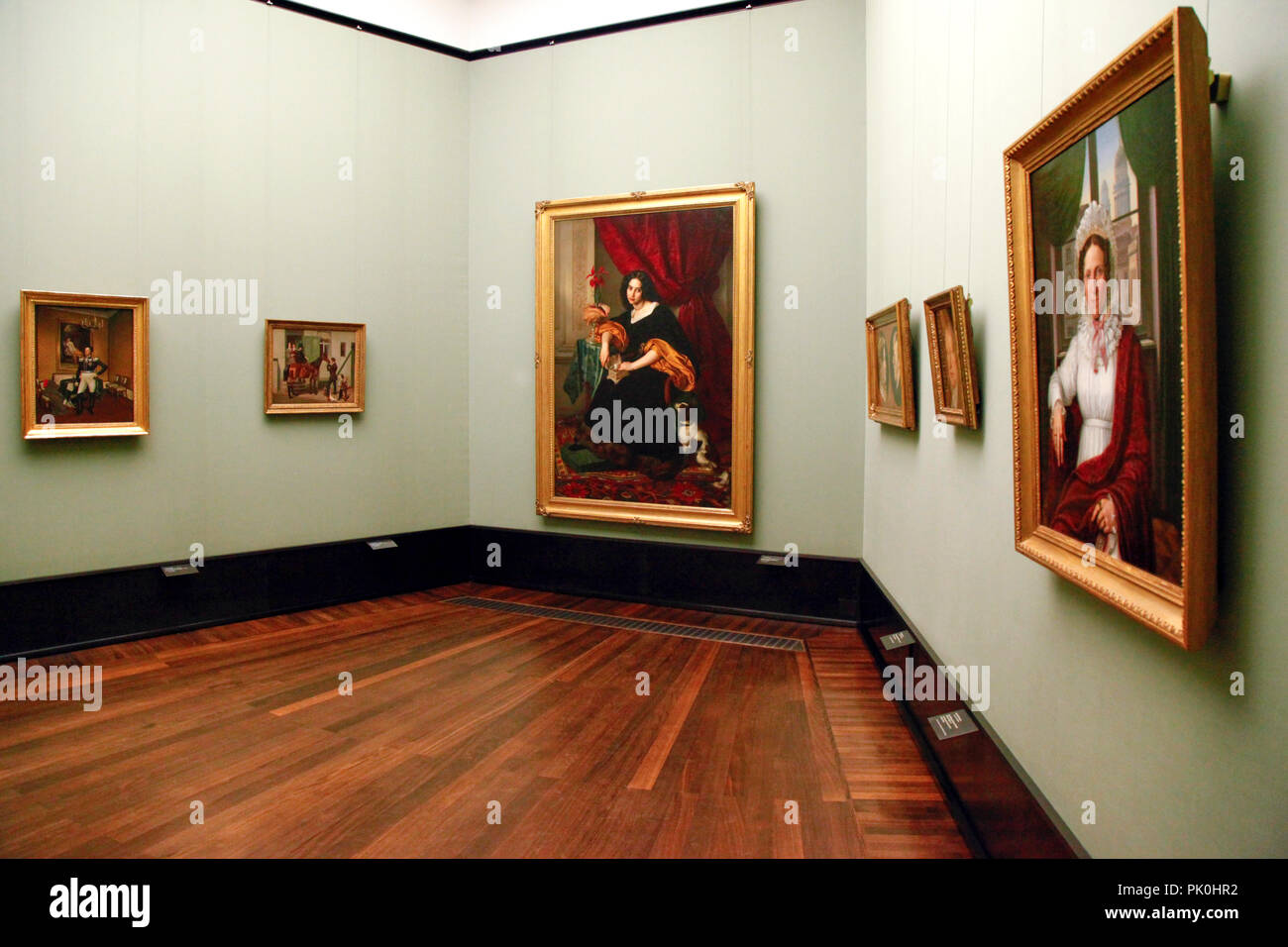 Schöne vergoldete Bilderrahmen Ausstellung alte Gemälde in einem schönen Zimmer mit Holzböden in der Nationalgalerie in Berlin, Deutschland Stockfoto