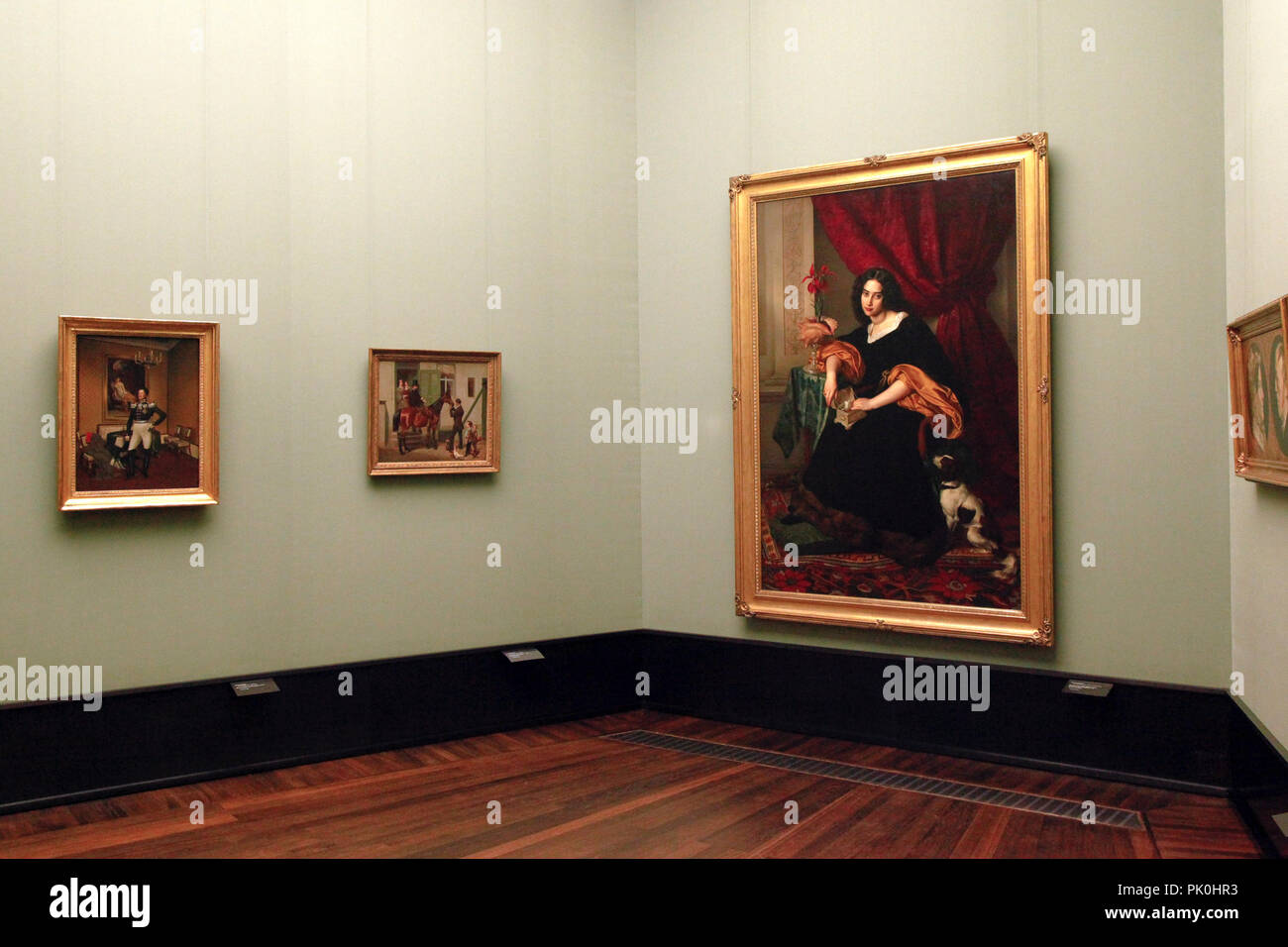 Schöne vergoldete Bilderrahmen Ausstellung alte Gemälde in einem schönen Zimmer mit Holzböden in der Nationalgalerie in Berlin, Deutschland Stockfoto