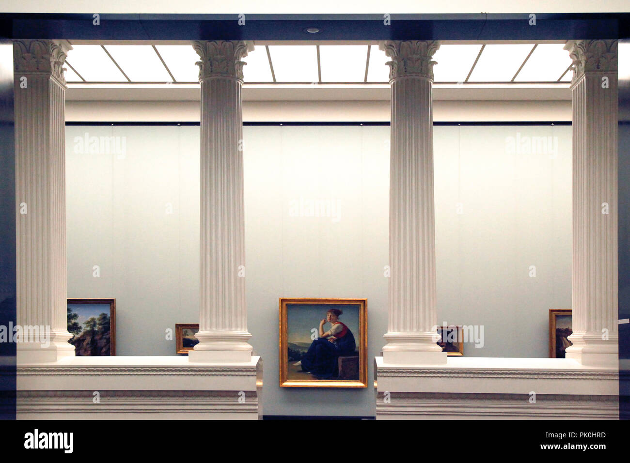 Schön weich Oberlicht landet auf Gemälde, unter den Spalten, die in der neoklassischen Innenraum der Nationalgalerie in Berlin, Deutschland Stockfoto