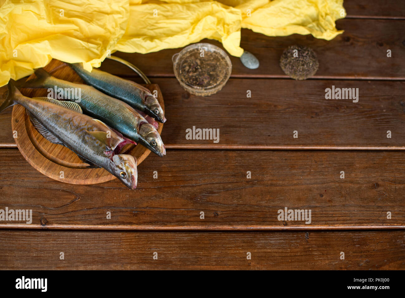 Frische Fische fangen Rasp drei Stücke auf Holztisch. Lebensmittelzutaten mit Kopie Raum Stockfoto
