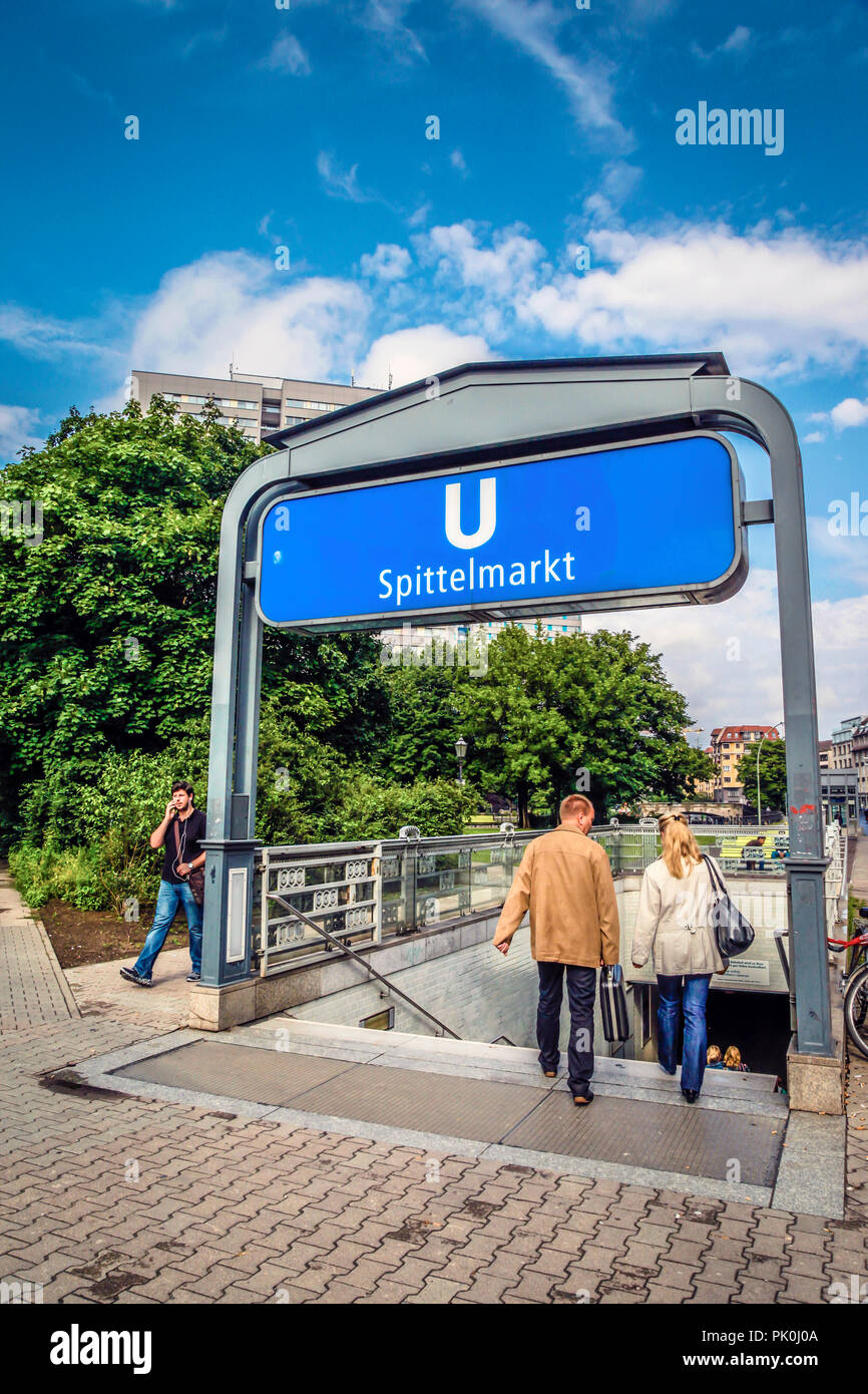 Die Menschen in der U-Bahn Station am Spittelmarkt, Berlin, Deutschland Stockfoto