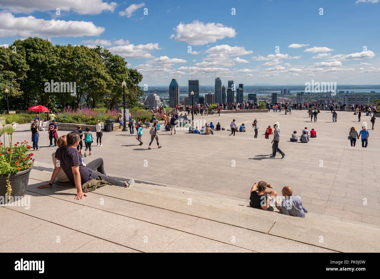 Montreal, CA - 8. September 2018: Touristen genießen ein warmer Sommertag am Kondiaronk Belvedere vor dem Chalet du Mont Royal. Stockfoto