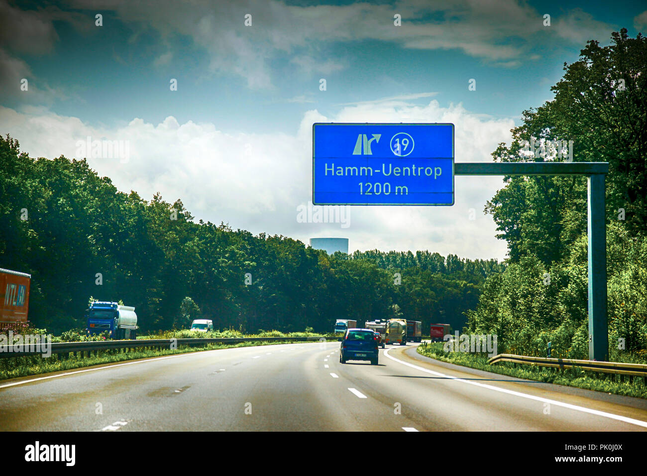 Overhead blaue Beschilderung auf der A-2 Autobahn in der Nähe von Hamm in Deutschland Stockfoto
