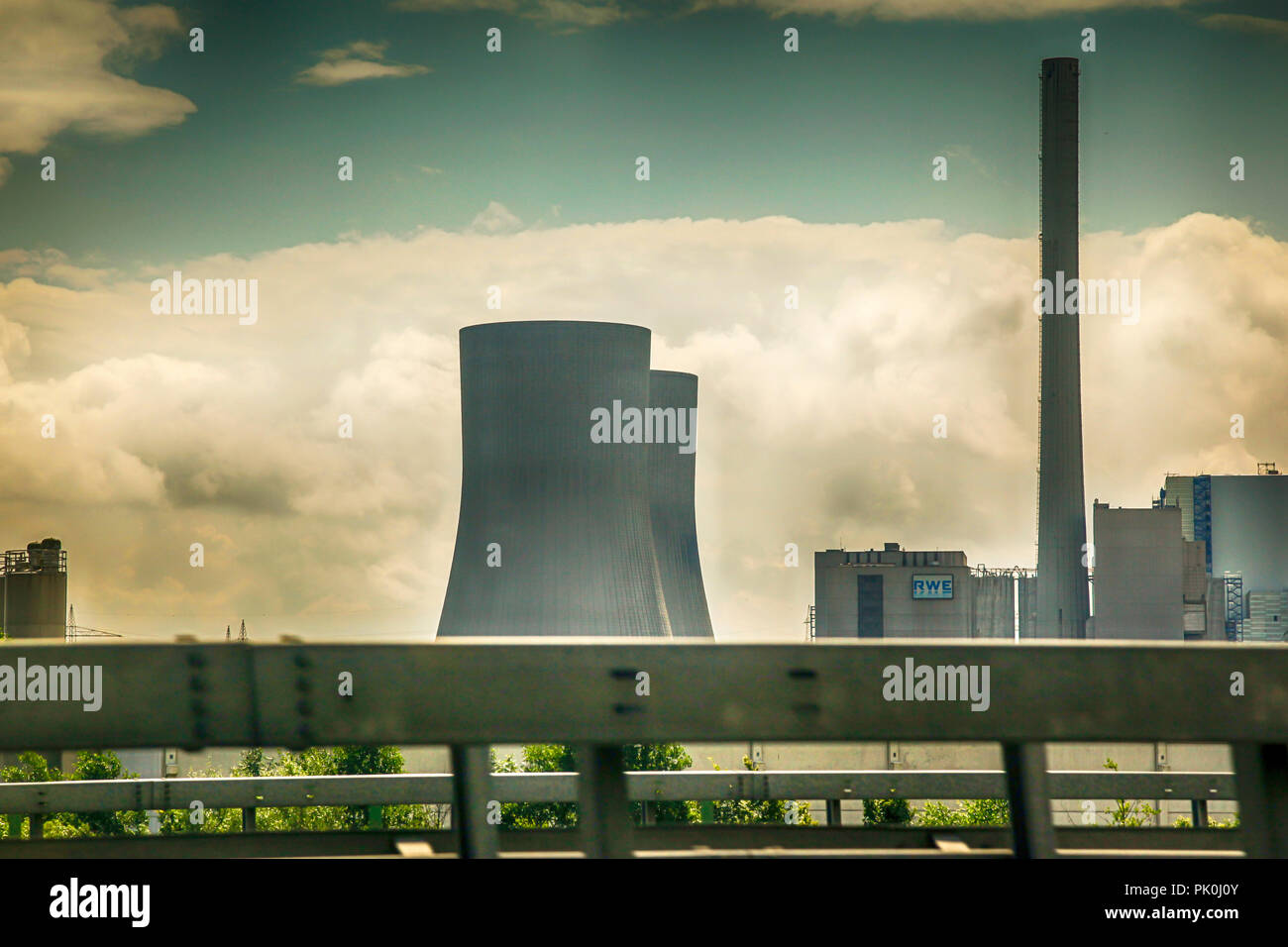 Power Station Kühltürme in der Nähe von Hamm auf der A-2 in Deutschland Stockfoto