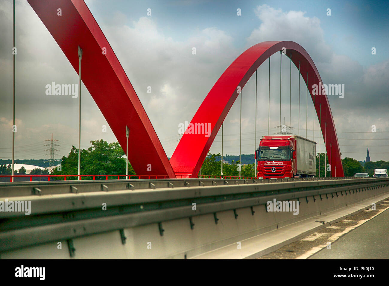 Brücke über die Ruhr auf der A-40 Autobahn in der Nähe von Duisburg in Deutschland Stockfoto