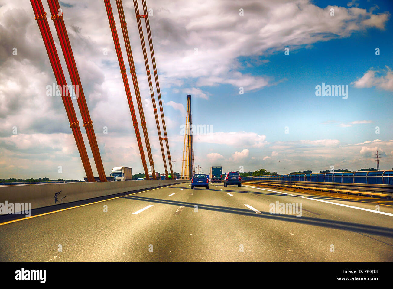 Brücke über die Ruhr auf der A-40 Autobahn in der Nähe von Duisburg in Deutschland Stockfoto