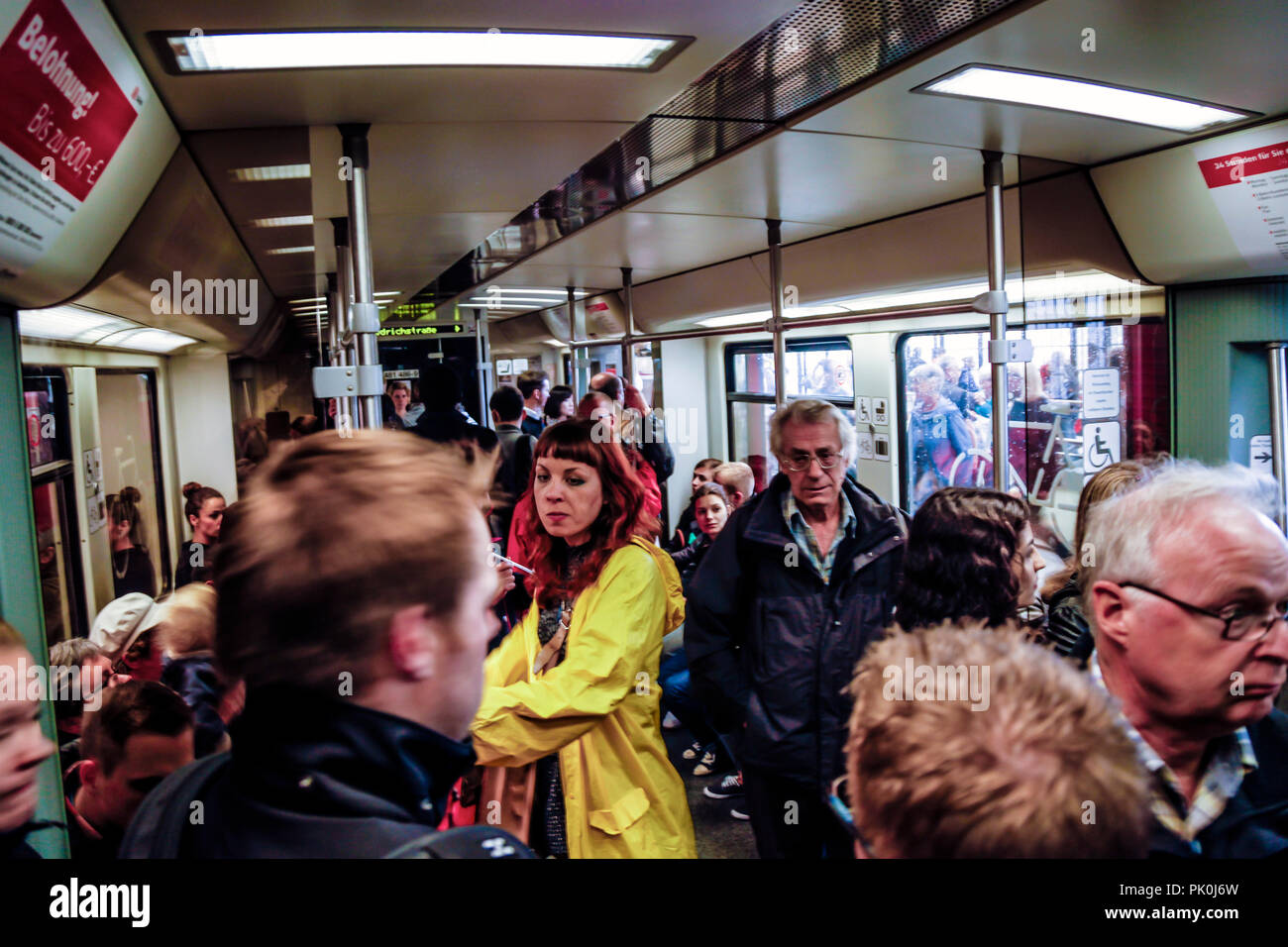Die Menschen an Bord einer S-Bahn in Berlin, Deutschland Stockfoto