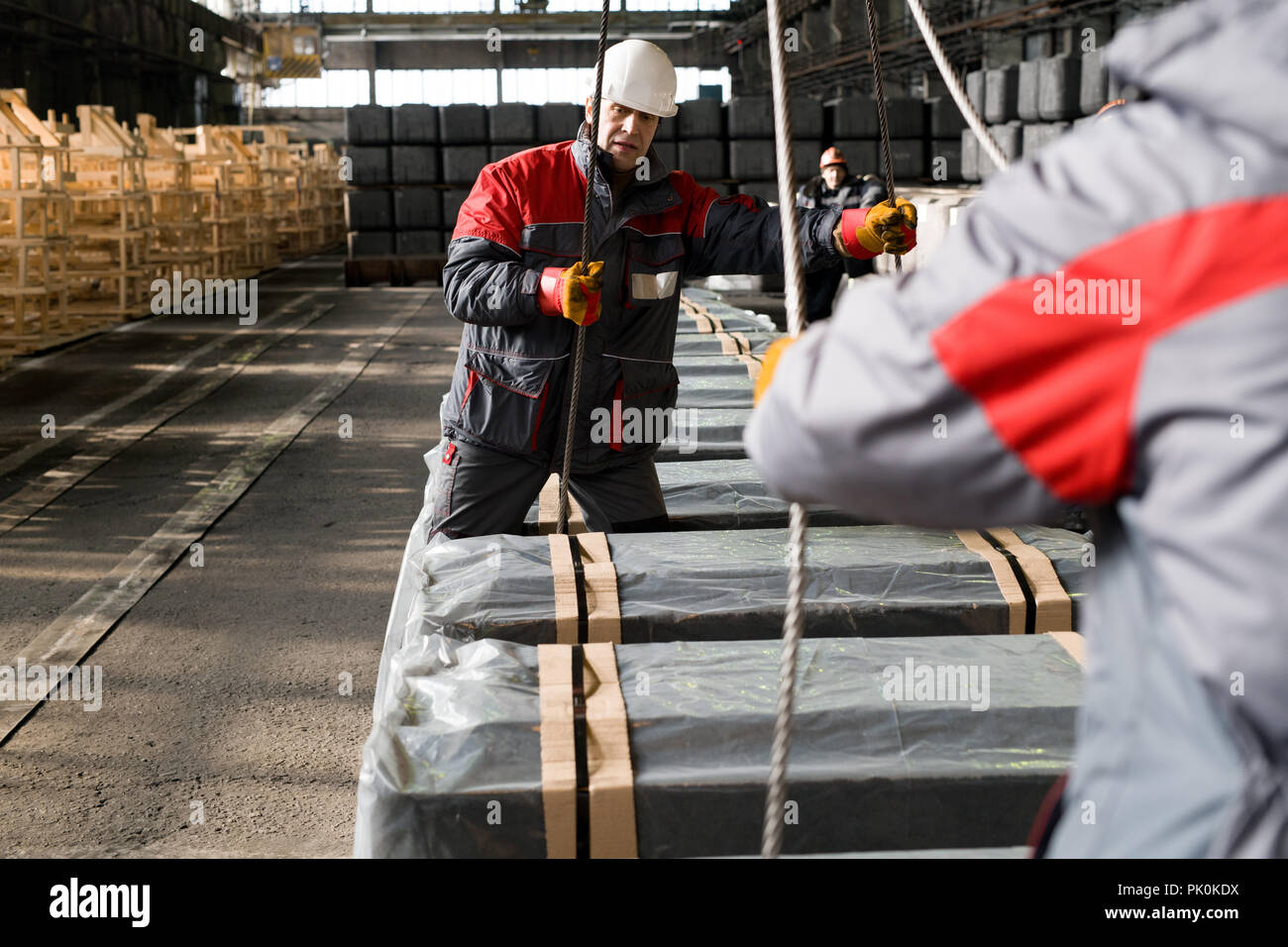 Arbeitnehmer Materialien verschieben Stockfoto