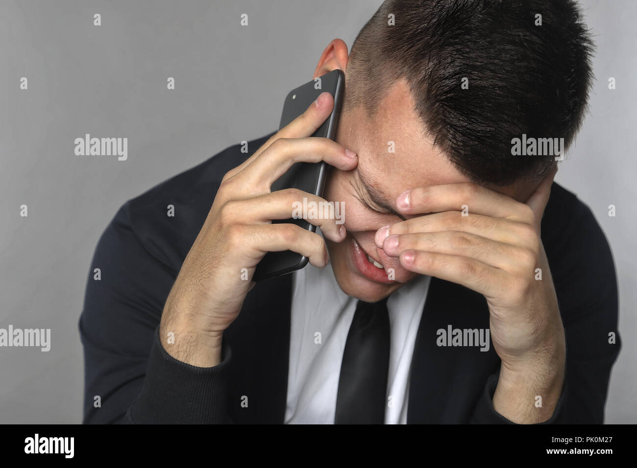 Porträt eines jungen Mannes emotional sprechen über das Telefon Stockfoto