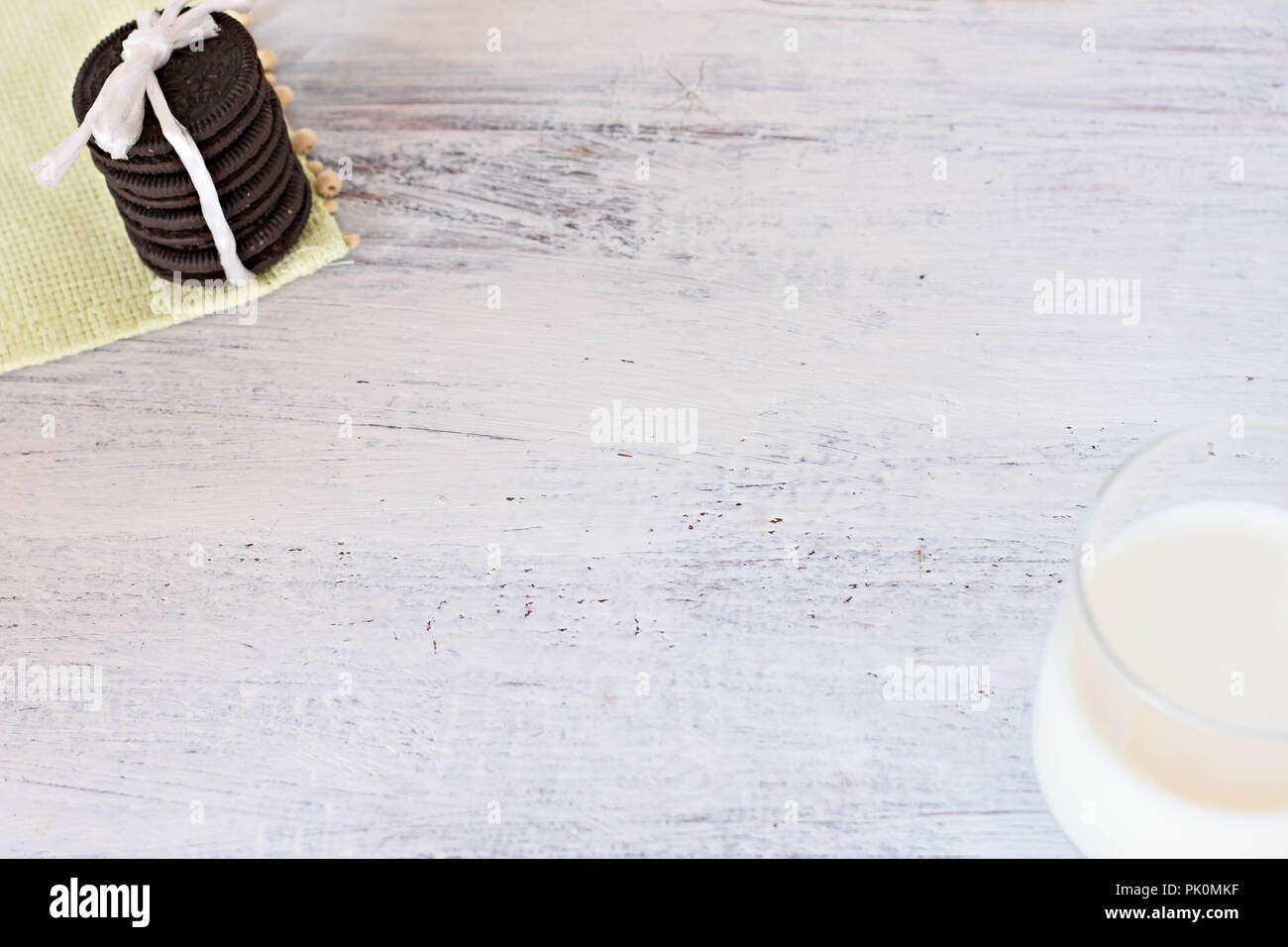 Leckere Schokolade Cookies whit Vanille Sahne und frischen Glas Milch im Hintergrund/konzeptionellen Bild der süssen gesundes Frühstück Stockfoto