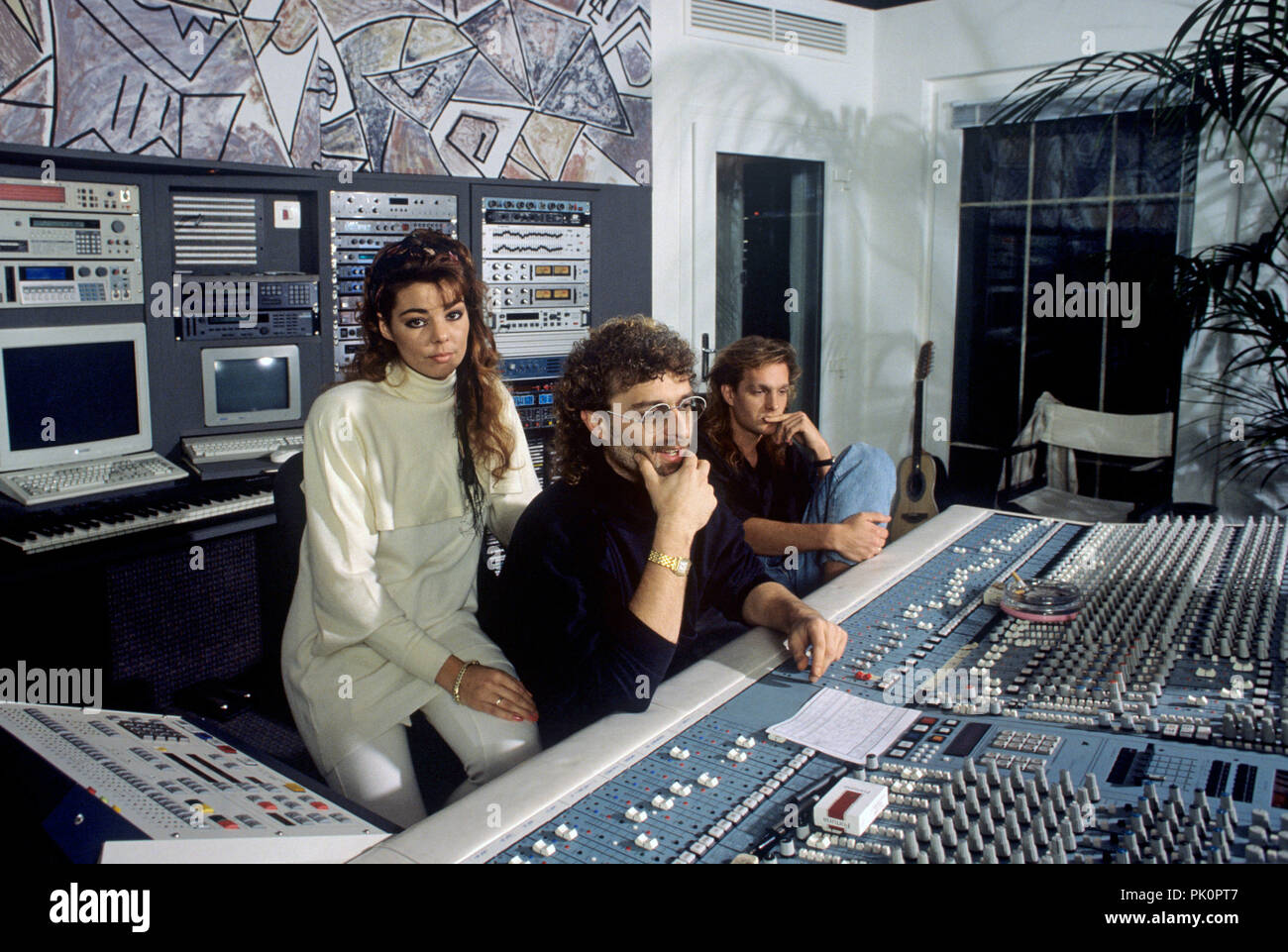 (L-R): Sandra Lauer, Michael Cretu 17.01.1991 in Ibiza. | Verwendung weltweit Stockfoto
