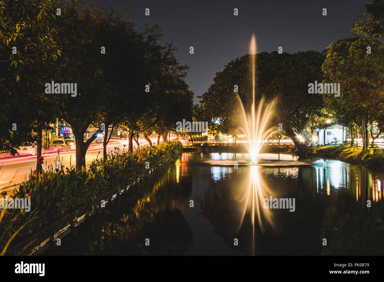 Chiang Mai Brunnen im Burggraben Nachts mit dem Auto weg Lichter Landschaft Stockfoto