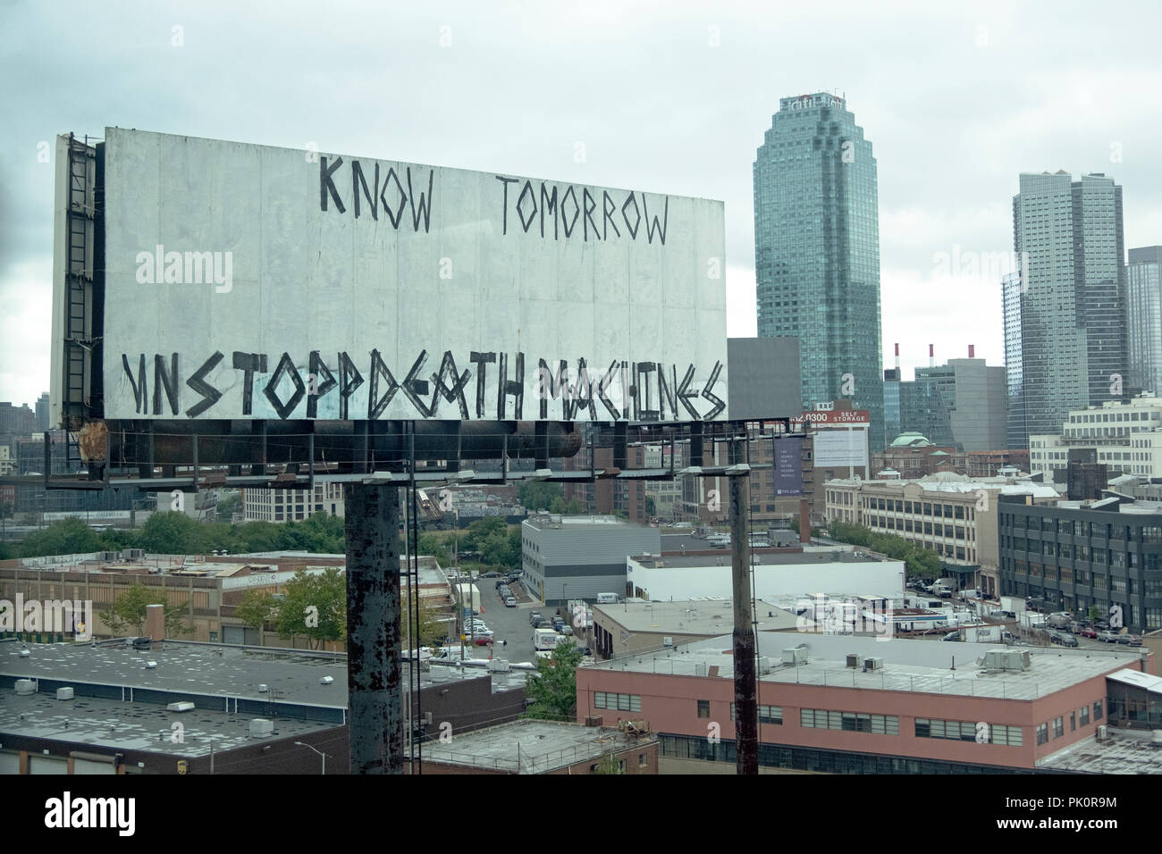 Eine geheimnisvolle Plakat neben dem Long Island Expressway sagt 'Wissen Morgen Stop Tod Maschinen." Stockfoto