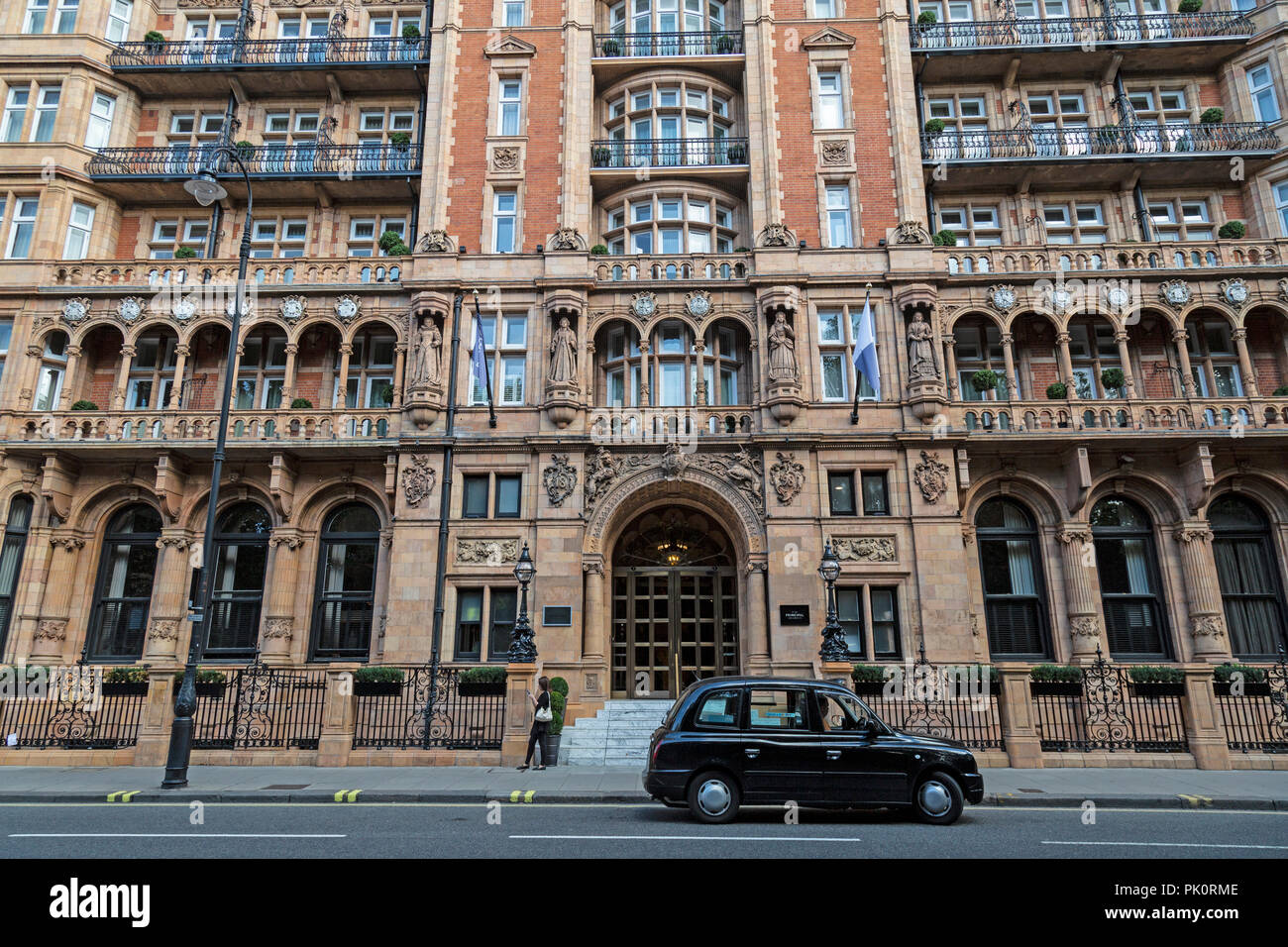 Die wichtigsten Londoner Hotel in Bloomsbury, London, England. Ein Taxi, oder mit dem Taxi, die draußen warten bis ein Passagier abzuholen. Stockfoto