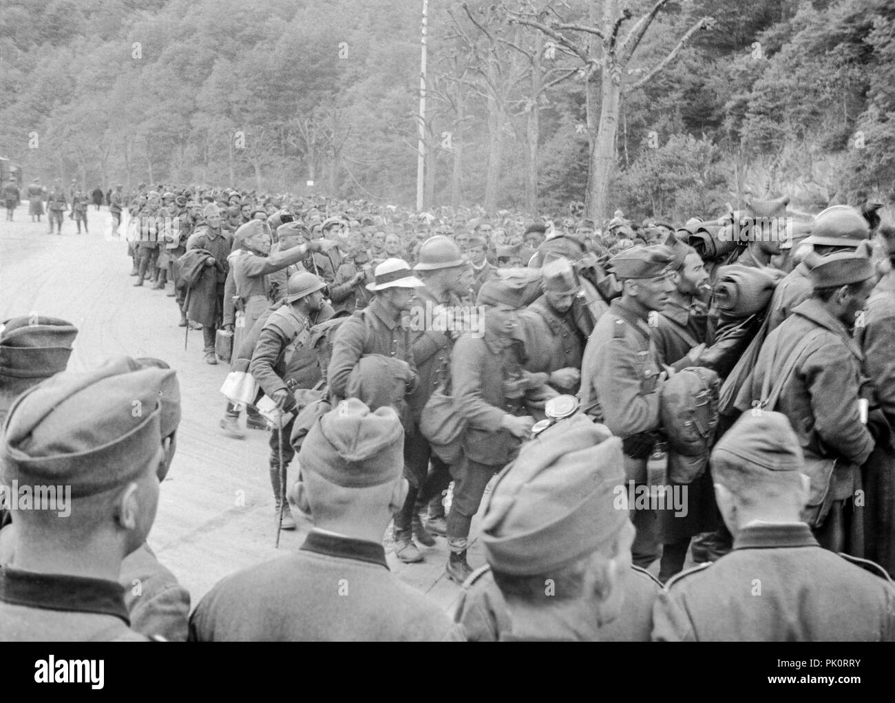 1940. Deutsche Soldaten, die über aufgenommene Französische Kriegsgefangene. Stockfoto