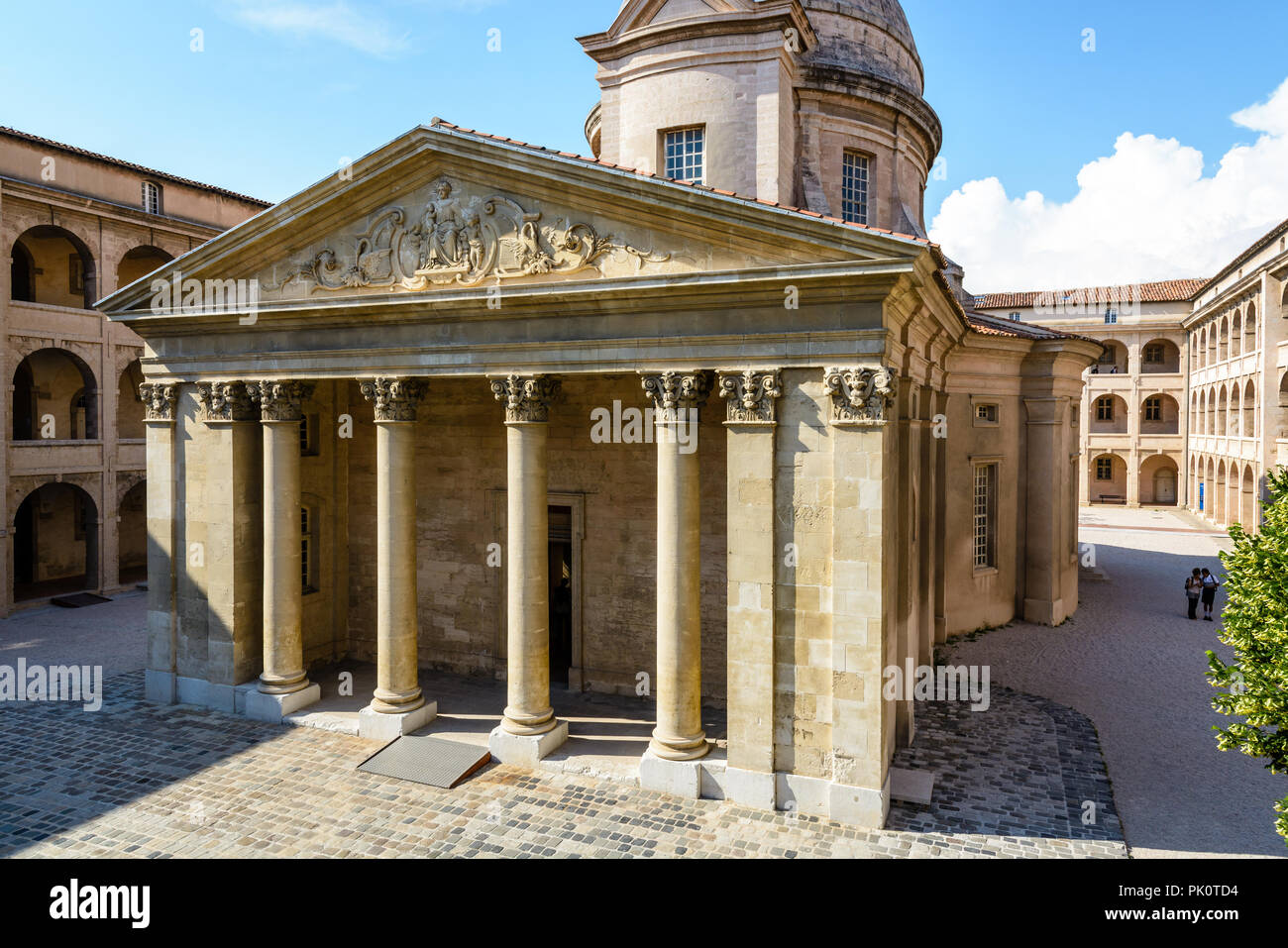 Die Kapelle, die Kuppel und klassischen Stil Portikus im Hof von La Vieille Charite in Marseille, Frankreich, und der Platz mit Arkaden Galerien der Flügel. Stockfoto