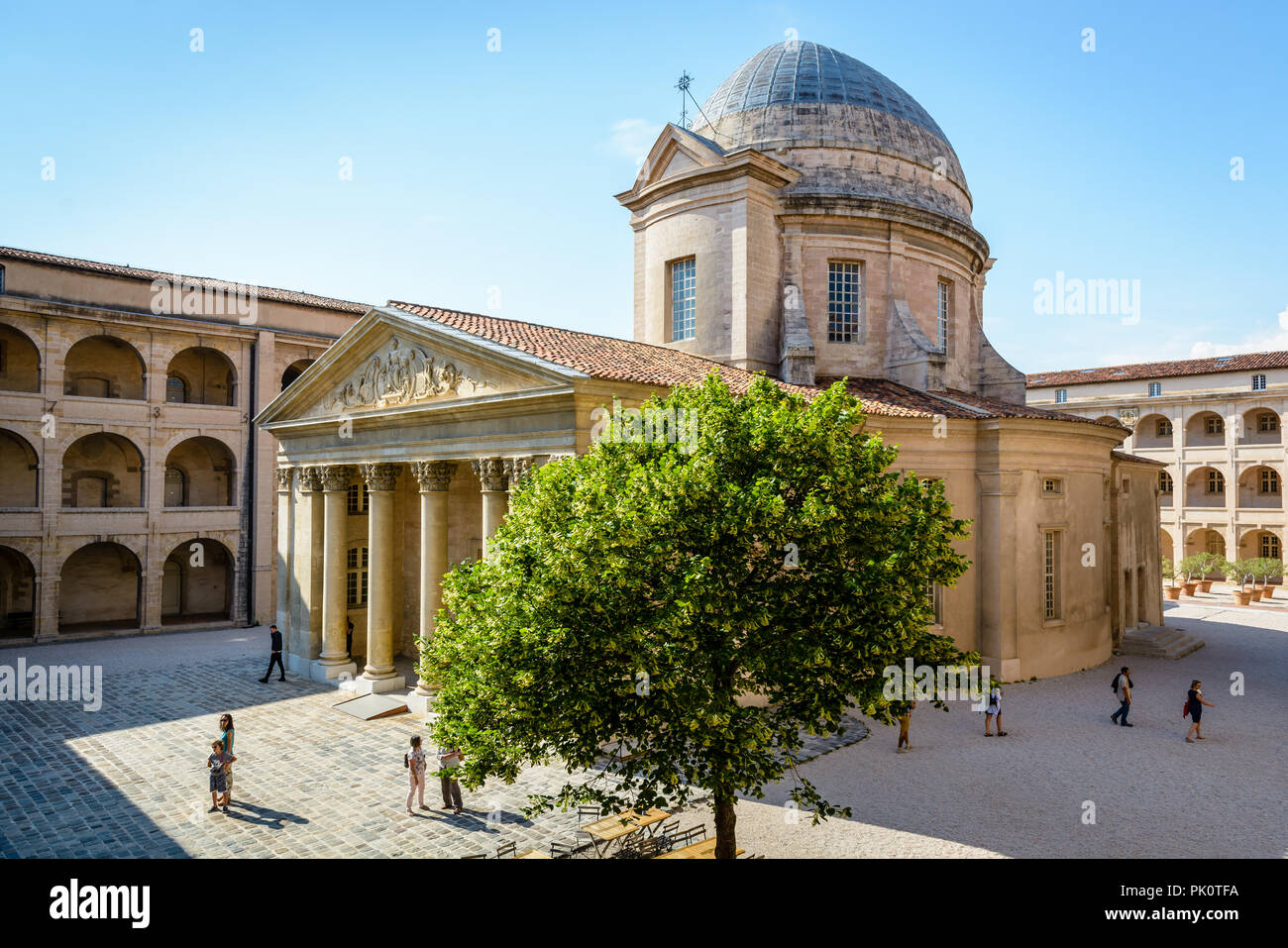 Die barocke Kapelle durch eine ellipsoide Kuppel gekrönt und angeführt von einem Portikus im Innenhof des ehemaligen Armenhaus La Vieille Charite in Marseille. Stockfoto