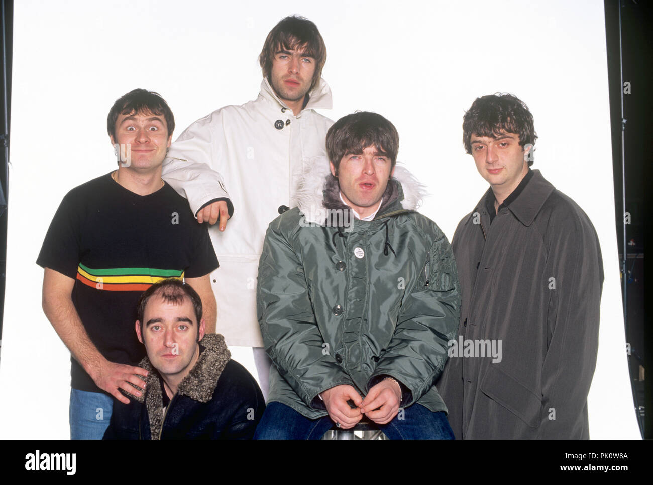 Oasis (L-R): Alan White, Paul "Bonehead" Arthurs, Liam Gallagher, Noel Gallagher, Paul McGuigan "Guigsy" am 27.03.1996 in München. | Verwendung weltweit Stockfoto