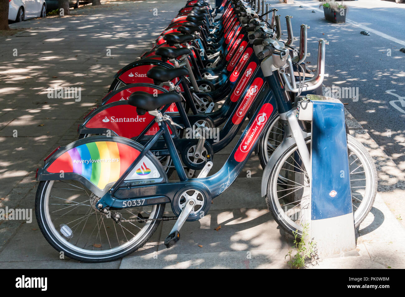 Santander gesponserten Fahrräder mieten, mit einem in LGBT + rainbow Livree zu Stolz Veranstaltungen in London feiern. Stockfoto