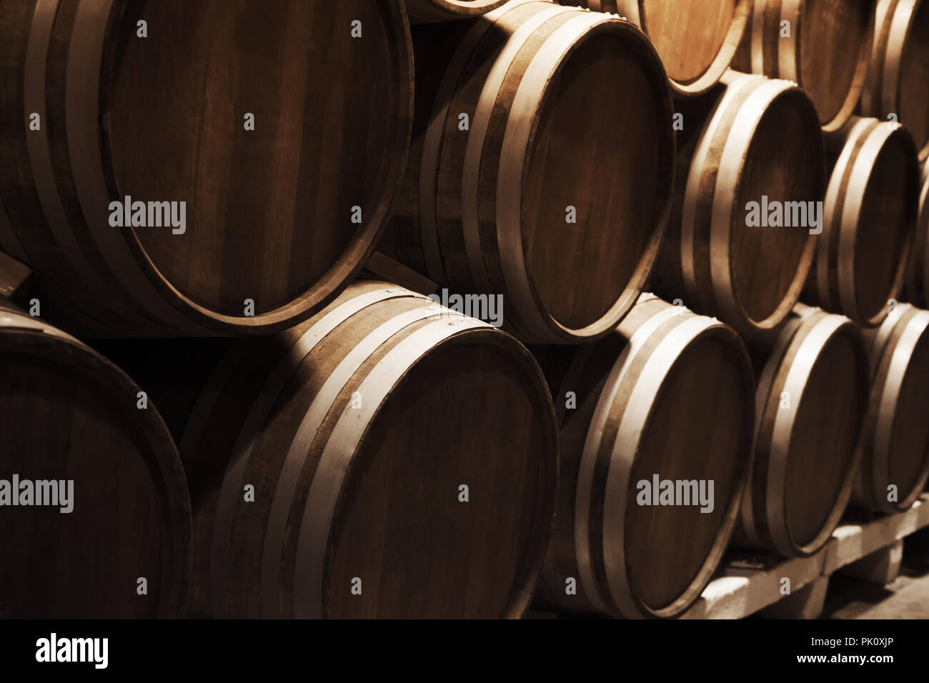 Die Weinproduktion. Runde Holzfässer in dunklen Weingut, Nahaufnahme Foto mit selektiven Fokus Stockfoto