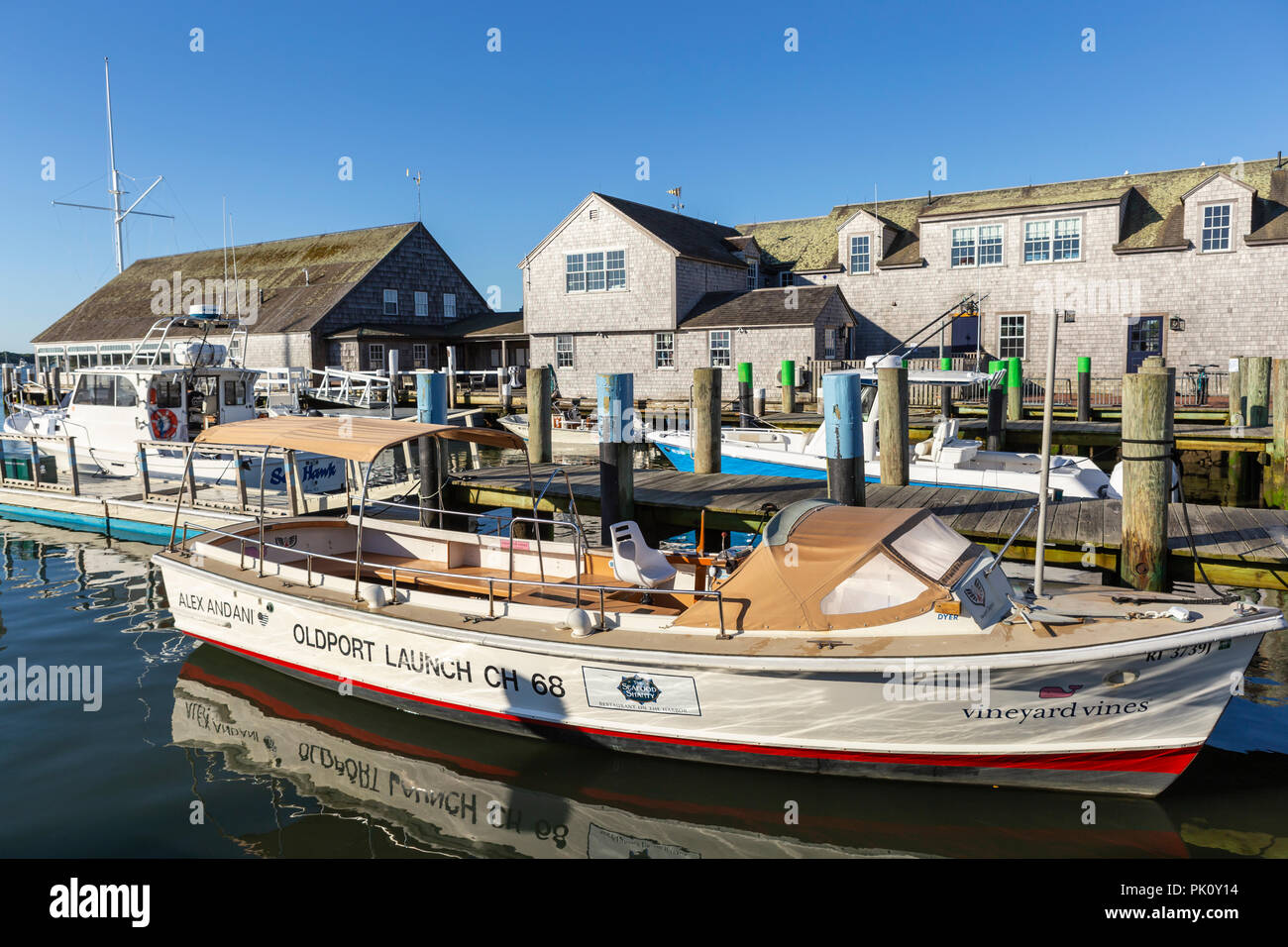 Oldport Marine Start Service und Tour Boote im Hafen neben dem Edgartown Yacht Club in Chatham, Massachusetts auf Martha's Vineyard angedockt. Stockfoto
